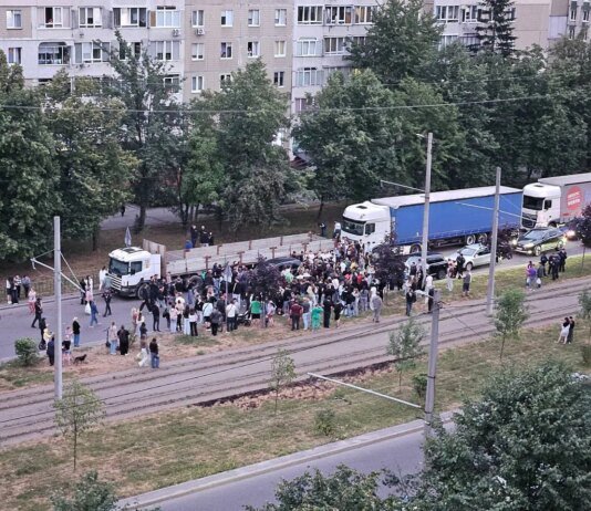 У Львові на Сихові натовп намагався "визволити" чоловіка від працівників ТЦК під вигуки "ганьба". Мер відреагував