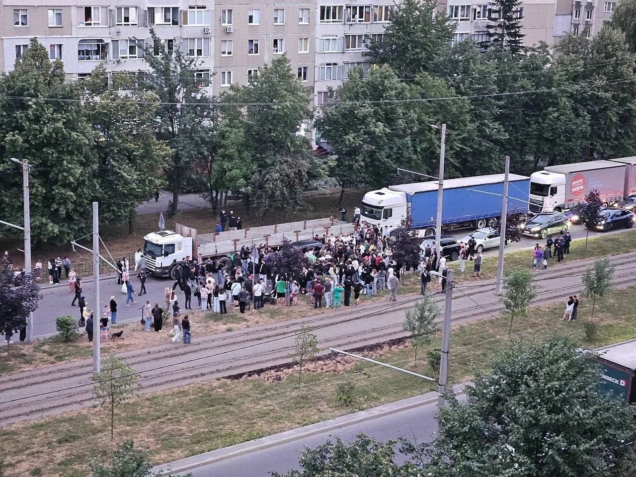 У Львові на Сихові натовп намагався "визволити" чоловіка від працівників ТЦК під вигуки "ганьба". Мер відреагував
