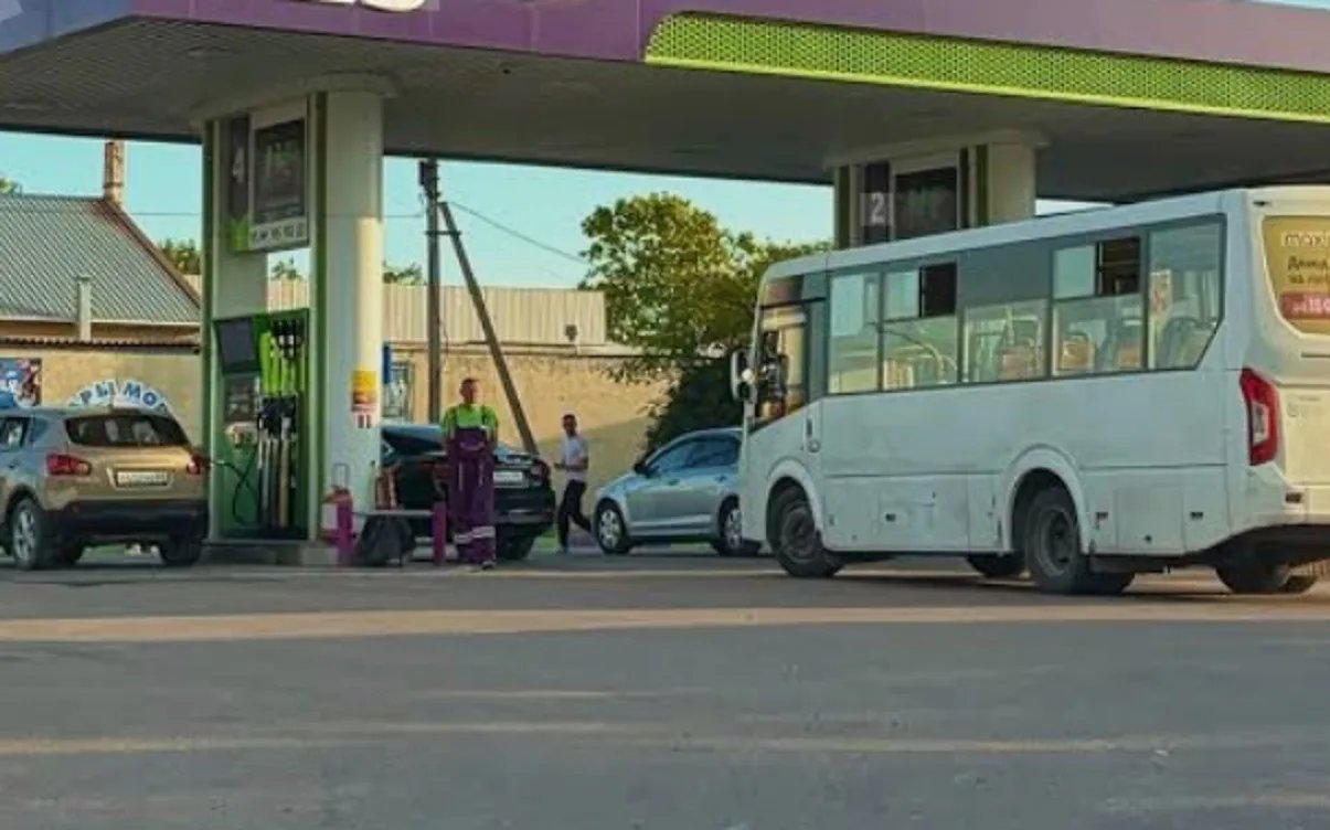 Паливна криза в Криму паралізує громадський транспорт через черги на заправках — ЦНС