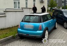 У Львові знайшли тіло чоловіка з вогнепальним пораненням в авто Mini Cooper