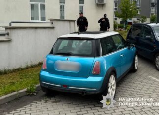 У Львові знайшли тіло чоловіка з вогнепальним пораненням в авто Mini Cooper