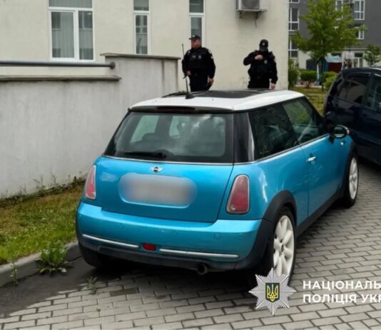 У Львові знайшли тіло чоловіка з вогнепальним пораненням в авто Mini Cooper