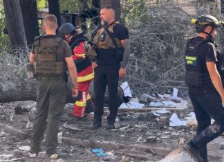 На Запоріжжі атака рф забрала життя поліцейського, ще 30 цивільних отримали поранення