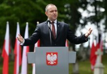 Президент Польщі Навроцький прагне законом заборонити червоно-чорний прапор УПА