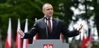 Президент Польщі Навроцький прагне законом заборонити червоно-чорний прапор УПА