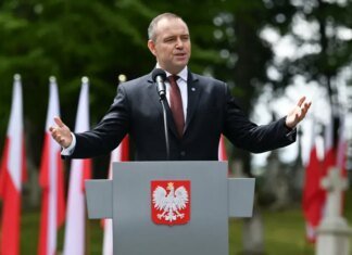 Президент Польщі Навроцький прагне законом заборонити червоно-чорний прапор УПА