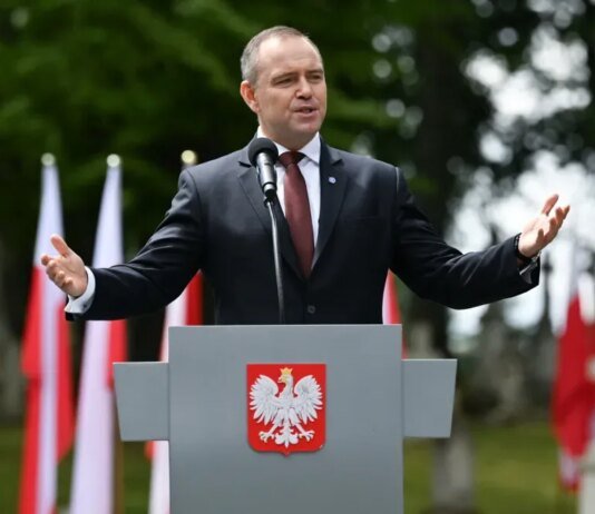 Президент Польщі Навроцький прагне законом заборонити червоно-чорний прапор УПА