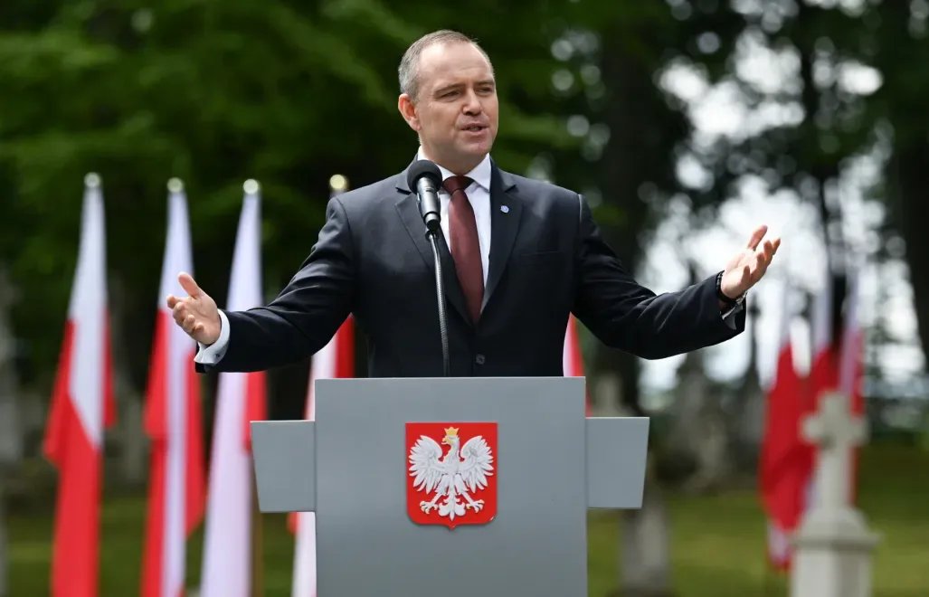 Президент Польщі Навроцький прагне законом заборонити червоно-чорний прапор УПА