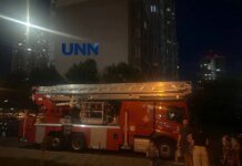 Під Києвом чоловік погрожує стрибнути з вікна 22-го поверху