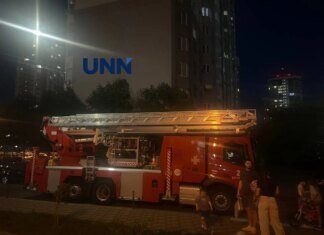 Під Києвом чоловік погрожує стрибнути з вікна 22-го поверху