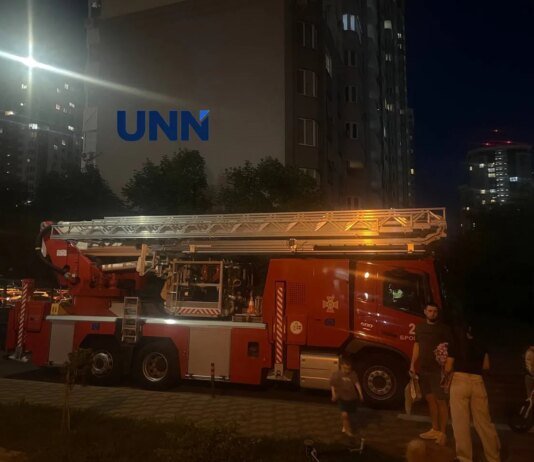 Під Києвом чоловік погрожує стрибнути з вікна 22-го поверху