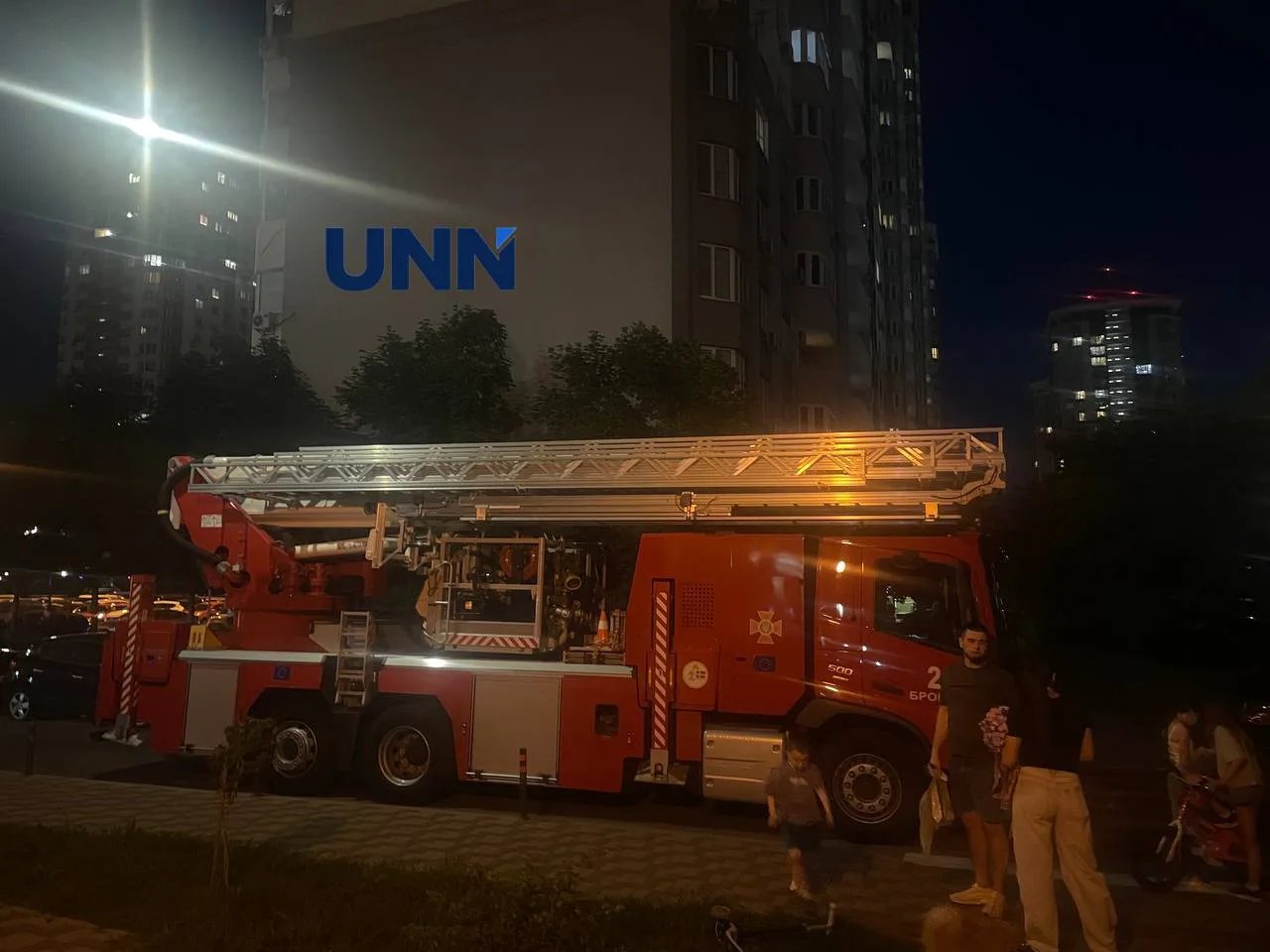 Під Києвом чоловік погрожує стрибнути з вікна 22-го поверху