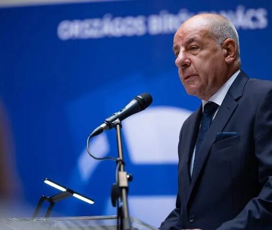 Президент Угорщини підписав конституційні зміни про своє усунення з посади