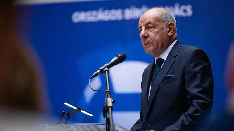 Президент Угорщини підписав конституційні зміни про своє усунення з посади