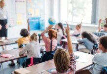 У Києві оштрафували вчительку ліцею за показ мультфільму російською мовою — мовна омбудсманка