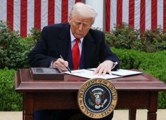 Трамп готовий запровадити нові тарифи для десятків країн цього тижня — FT
