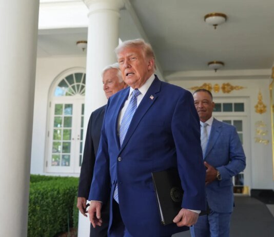 Трамп починає розслідування через багатомільярдні штрафи ЄС для Google та Apple