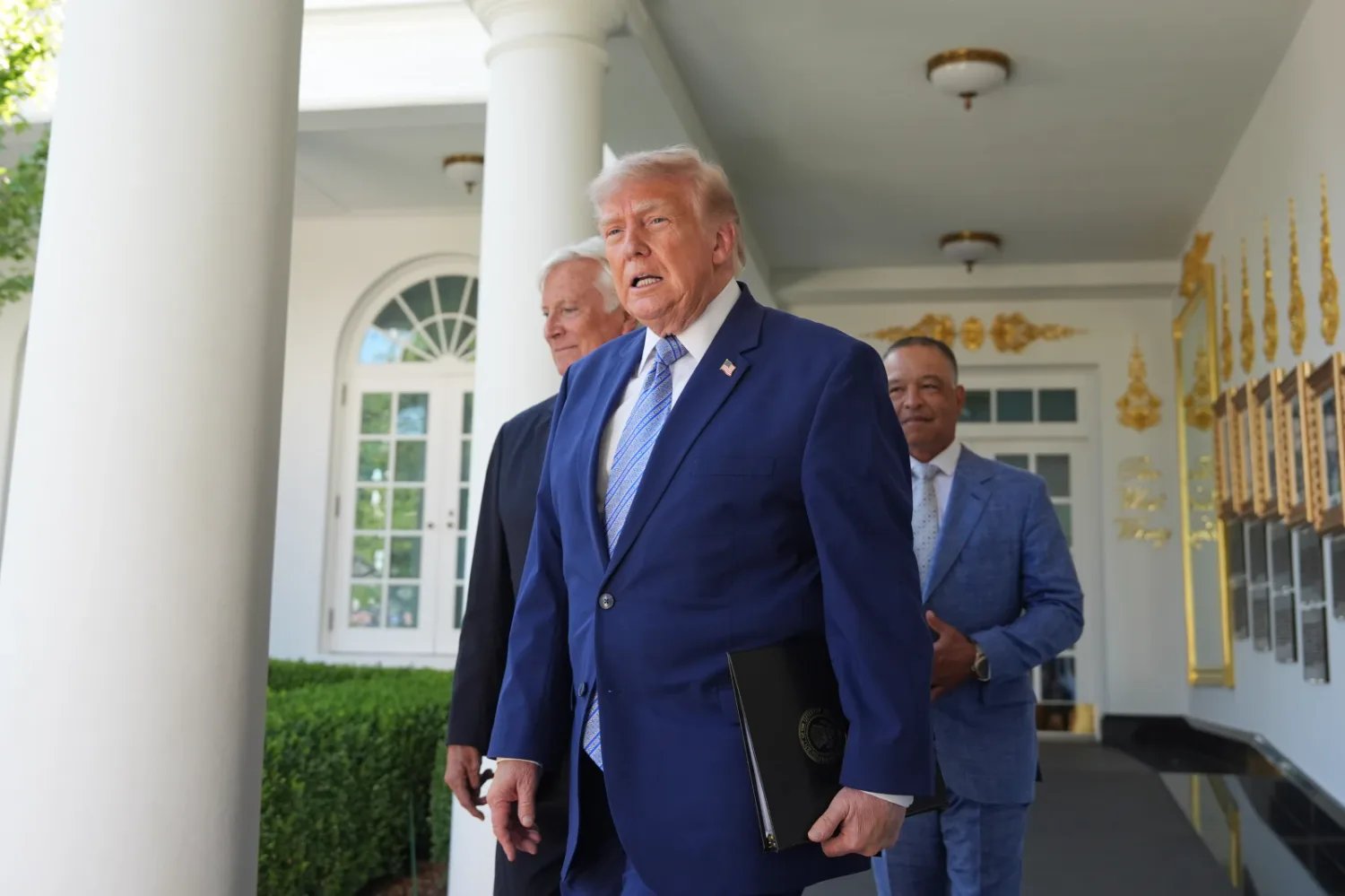 Трамп починає розслідування через багатомільярдні штрафи ЄС для Google та Apple