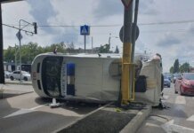 У Харкові перекинулася швидка після зіткнення, постраждали водій та парамедик
