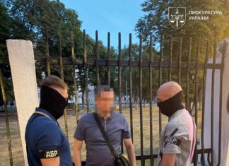 Начальника одного з управлінь Держгеокадастру підозрюють у наданні 30 тисяч доларів хабаря посадовцю НАЗК