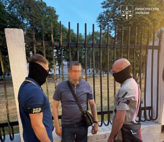 Начальника одного з управлінь Держгеокадастру підозрюють у наданні 30 тисяч доларів хабаря посадовцю НАЗК
