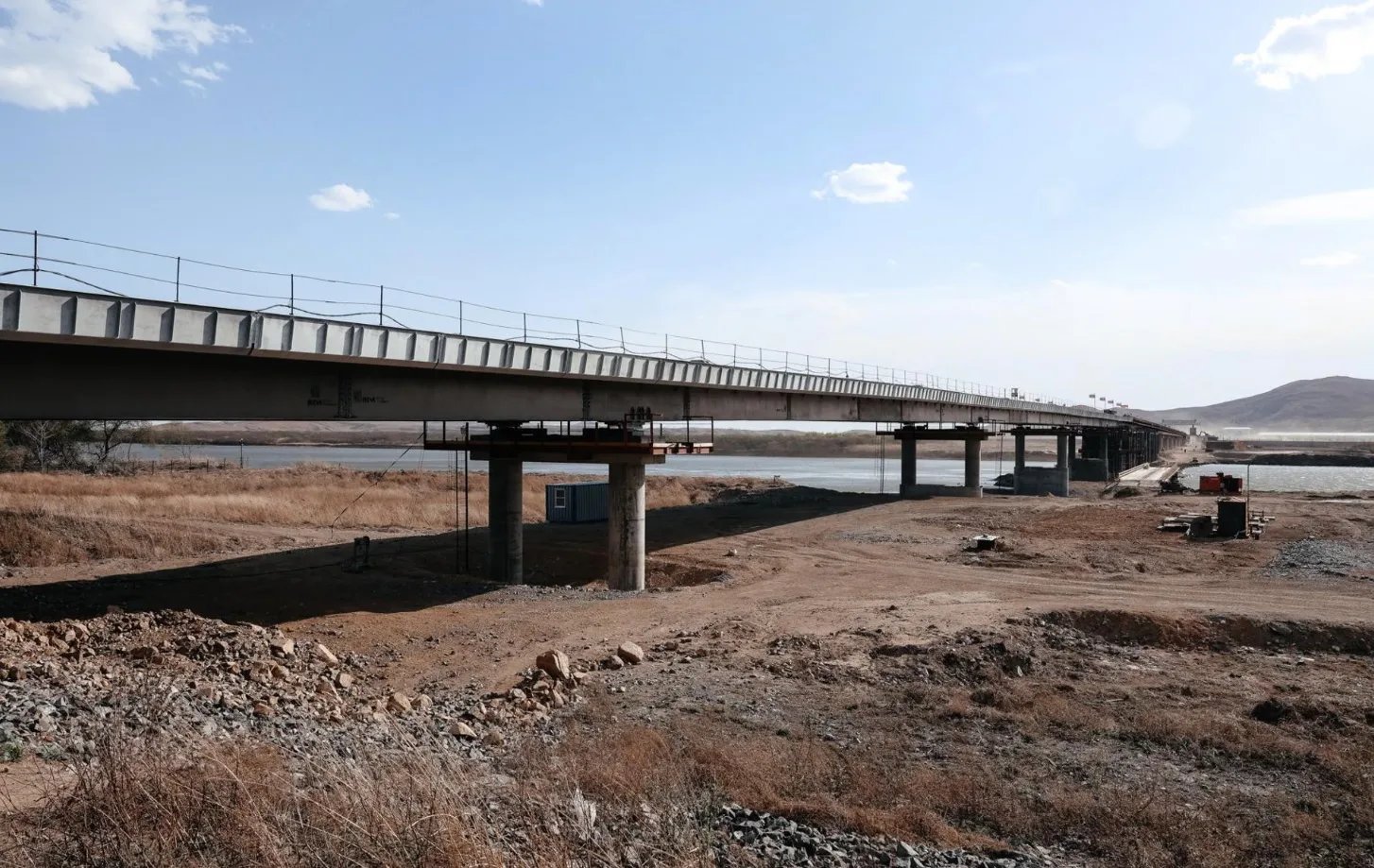 росія та КНДР завершують будівництво першого автомобільного мосту між країнами — The Guardian