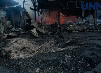 У Києві вщент згорів ринок після російської атаки, є постраждалі та загиблий