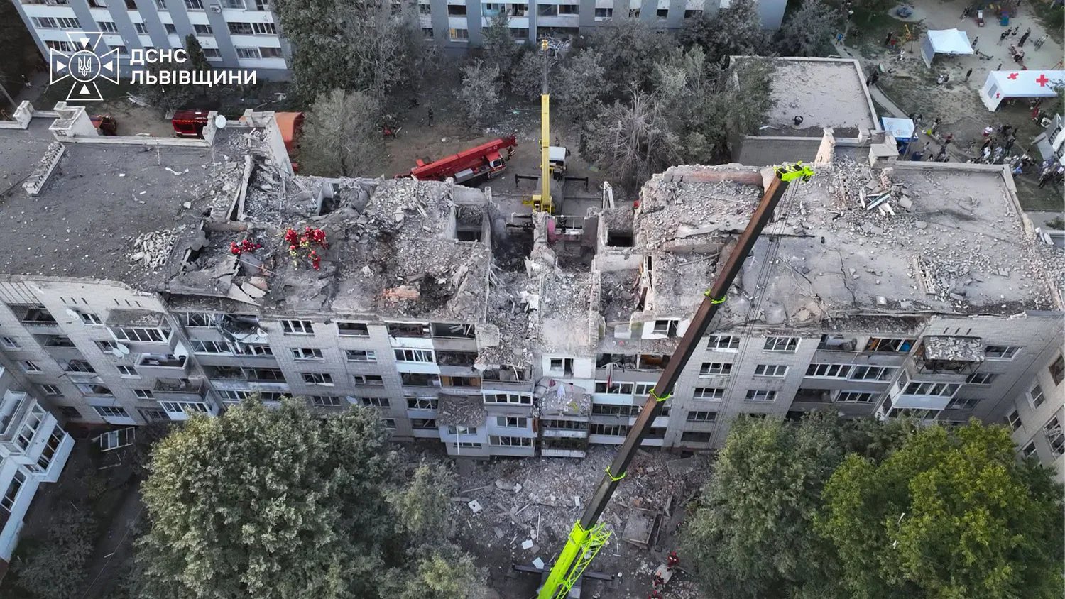 У Львові під завалами можуть перебувати ще двоє людей після ворожої атаки