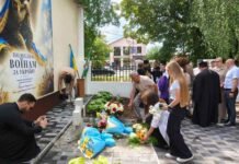 «Янголи в білих халатах»: у Прилуках відкрили пам’ятний хрест загиблим медикам