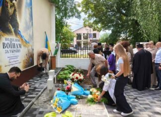 «Янголи в білих халатах»: у Прилуках відкрили пам’ятний хрест загиблим медикам
