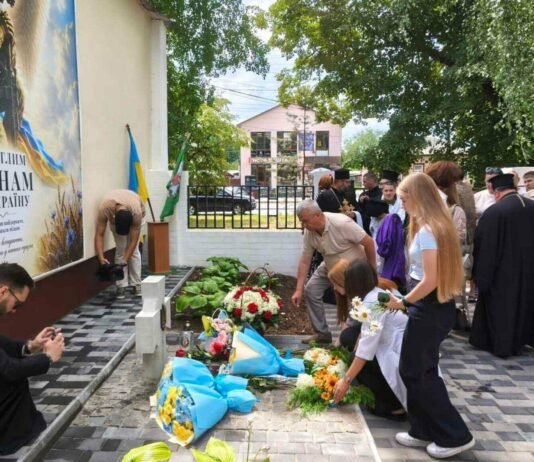 «Янголи в білих халатах»: у Прилуках відкрили пам’ятний хрест загиблим медикам