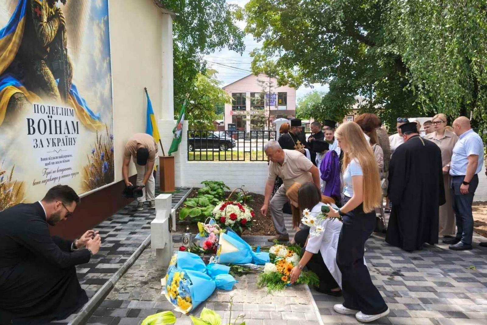 «Янголи в білих халатах»: у Прилуках відкрили пам’ятний хрест загиблим медикам