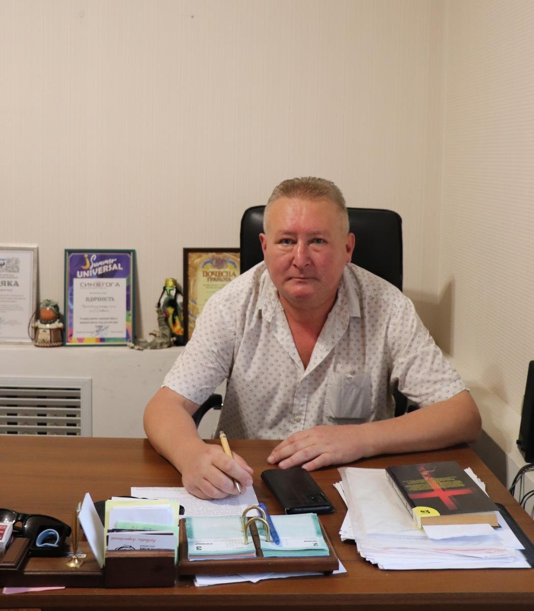 71-річний водій знайшов роботу в Чернігівському театрі ляльок: допоміг проєкт «Досвід має значення»
