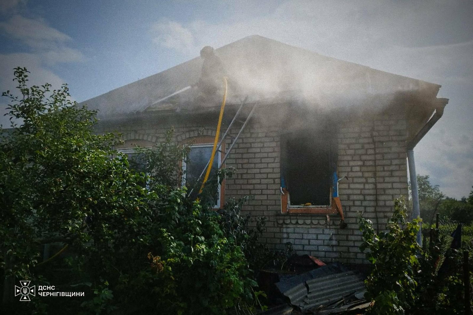 У Срібному на Чернігівщині через коротке замикання загорівся будинок: виявлено тіло чоловіка