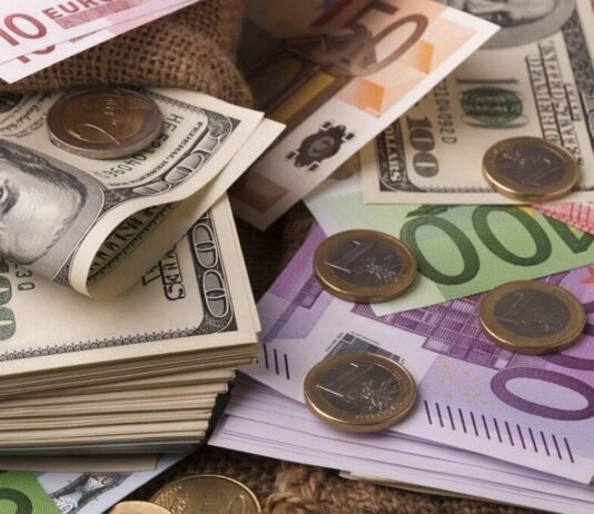 Курс валют наприкінці липня: чи варто чекати долар по 45 гривень і чому експерти не радять продавати євро