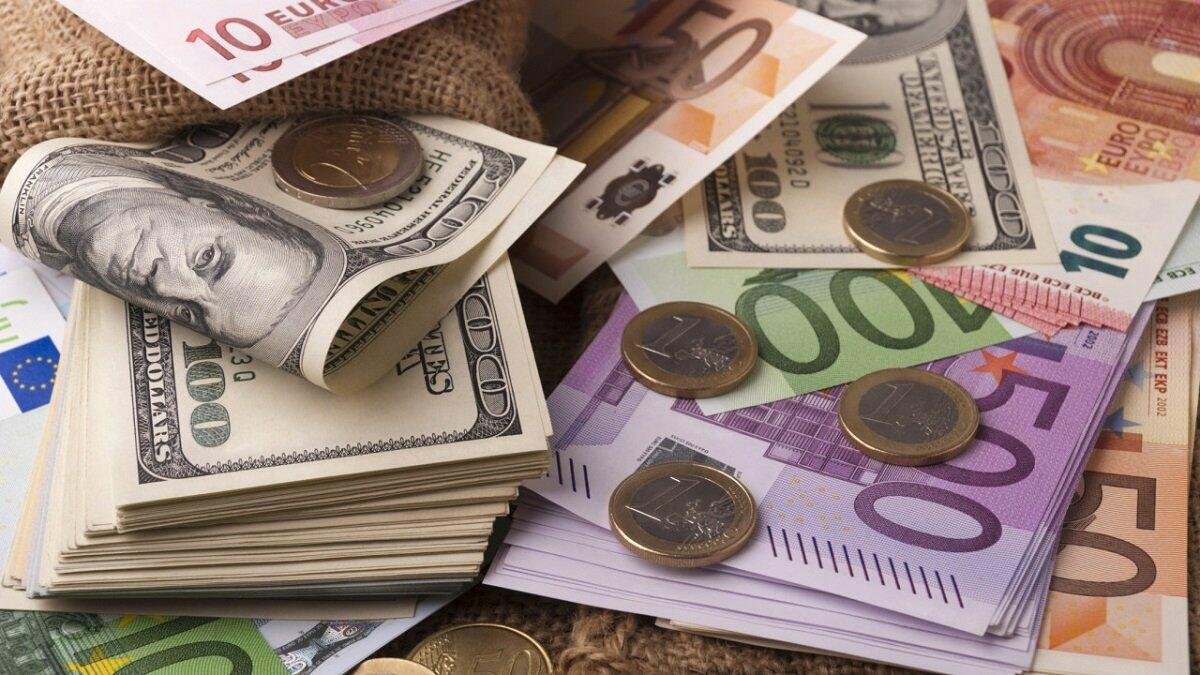 Курс валют наприкінці липня: чи варто чекати долар по 45 гривень і чому експерти не радять продавати євро
