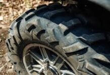 На Чернігівщині велосипедистка зіткнулася з КамАЗом, мотоцикліст врізався в дерево