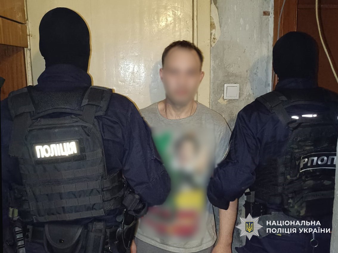 У Чернігові затримали чоловіка, який продавав метадон і канабіс: йому загрожує до 10 років ув’язнення