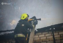 Наслідки ранкової атаки на Чернігів: рятувальники показали ліквідацію пожежі житлового будинку