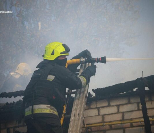 Наслідки ранкової атаки на Чернігів: рятувальники показали ліквідацію пожежі житлового будинку