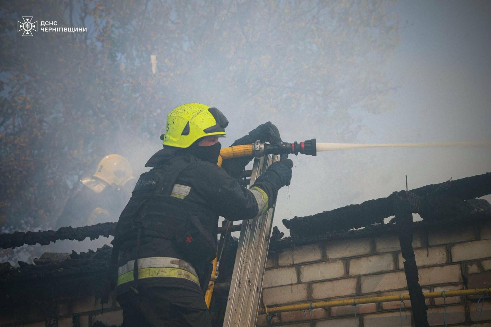 Наслідки ранкової атаки на Чернігів: рятувальники показали ліквідацію пожежі житлового будинку