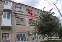 У Прилуках на Чернігівщині врятували 30-річного чоловіка, який хотів стрибнути з третього поверху
