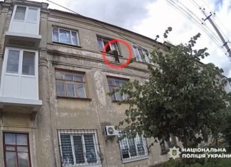 У Прилуках на Чернігівщині врятували 30-річного чоловіка, який хотів стрибнути з третього поверху