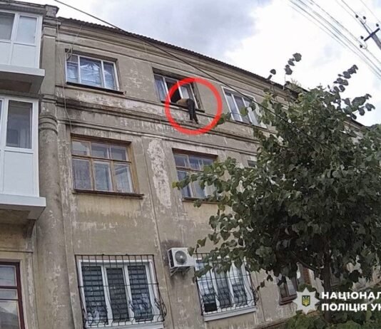 У Прилуках на Чернігівщині врятували 30-річного чоловіка, який хотів стрибнути з третього поверху