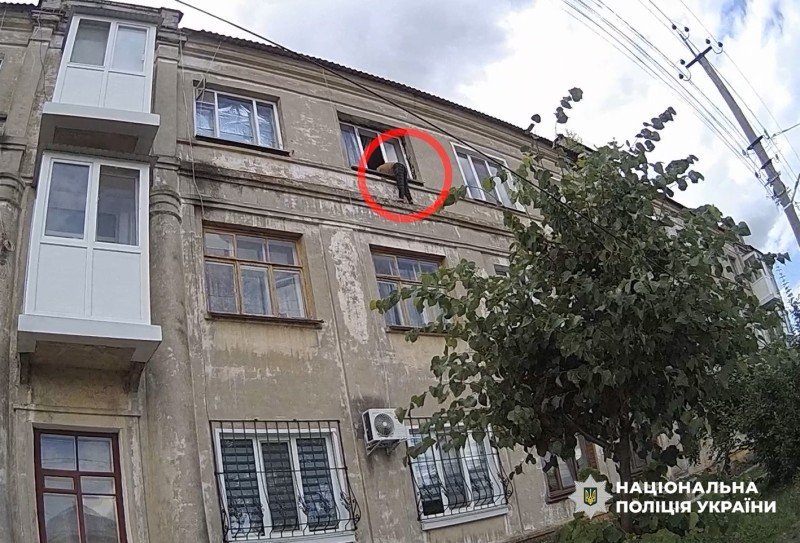 У Прилуках на Чернігівщині врятували 30-річного чоловіка, який хотів стрибнути з третього поверху