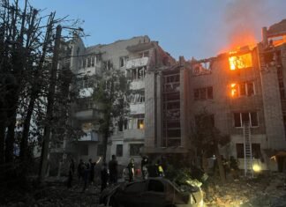 Во Львове разрушения и пожар после российских ударов: повреждены жилые дома (фото, видео)