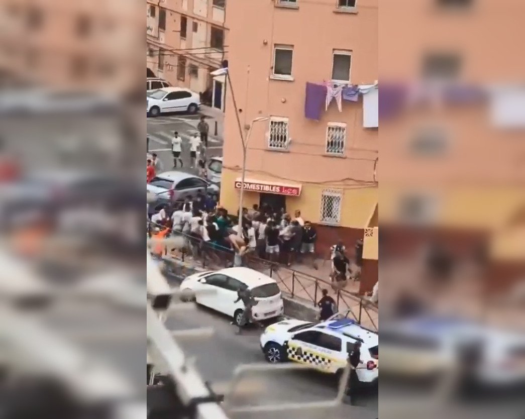 Мародерство и камни: в Сеуте начались уличные потасовки с мигрантами, — СМИ (видео)