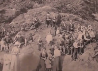«Путешественник во времени»: старая фотография 1917 года вызвала дискуссии из-за загадочного мужчины в кадре