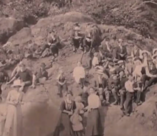 «Путешественник во времени»: старая фотография 1917 года вызвала дискуссии из-за загадочного мужчины в кадре