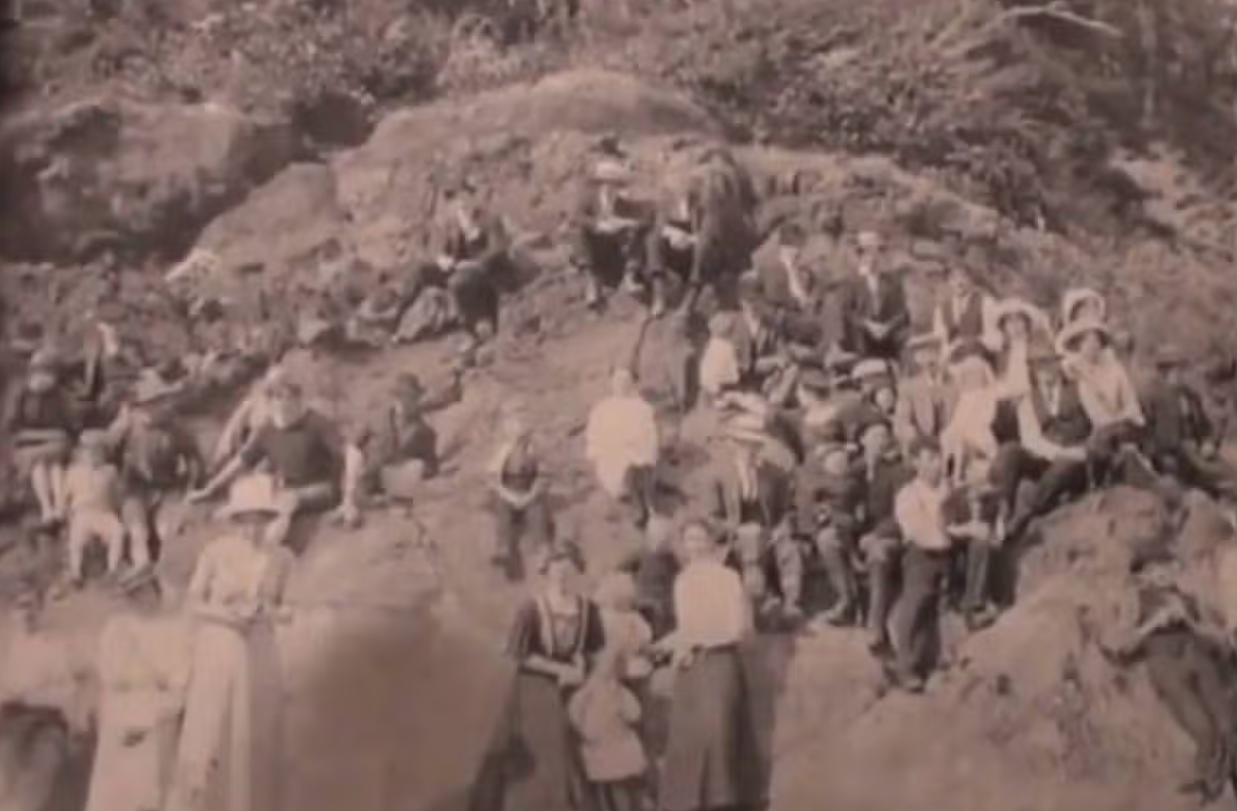 «Путешественник во времени»: старая фотография 1917 года вызвала дискуссии из-за загадочного мужчины в кадре